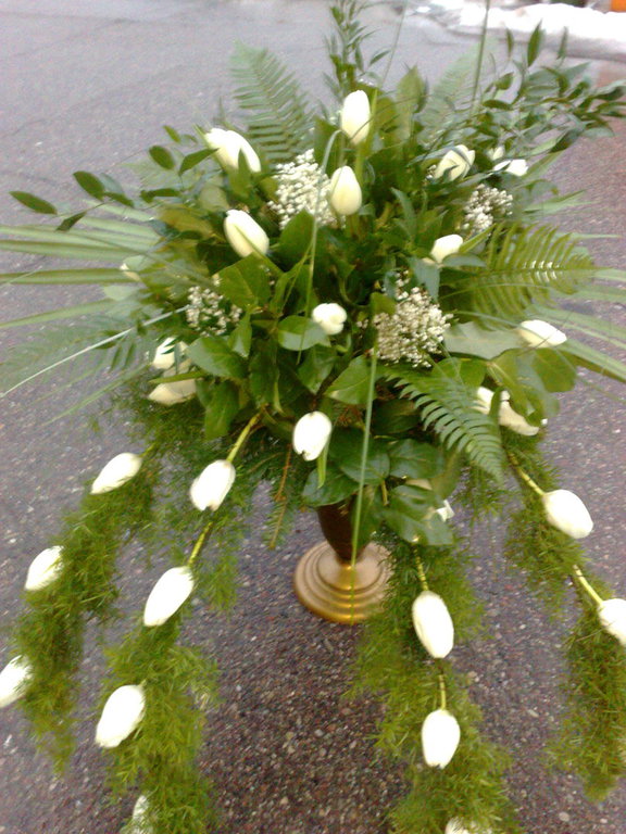 białe tulipany w wiązance pogrzebowej