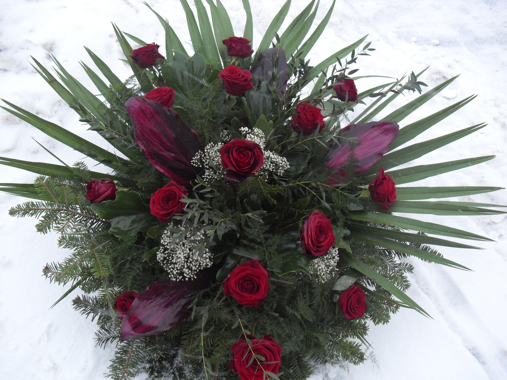 Wiązanka pogrzebowa z czerwonymi różami